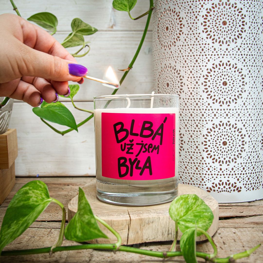 PuraVida svíčka s uklidňující vůní meduňky BLBÁ UŽ JSEM BYLA - galerie #1