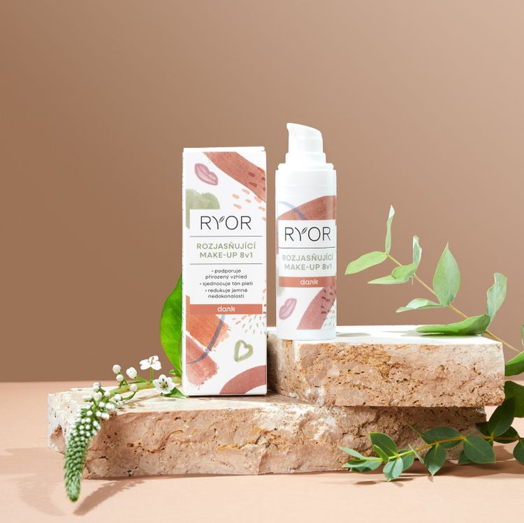 Rozjasňující make-up 8v1 DARK